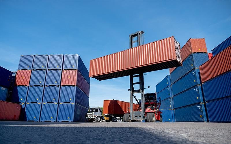 wide shot of crane truck level up cargo container